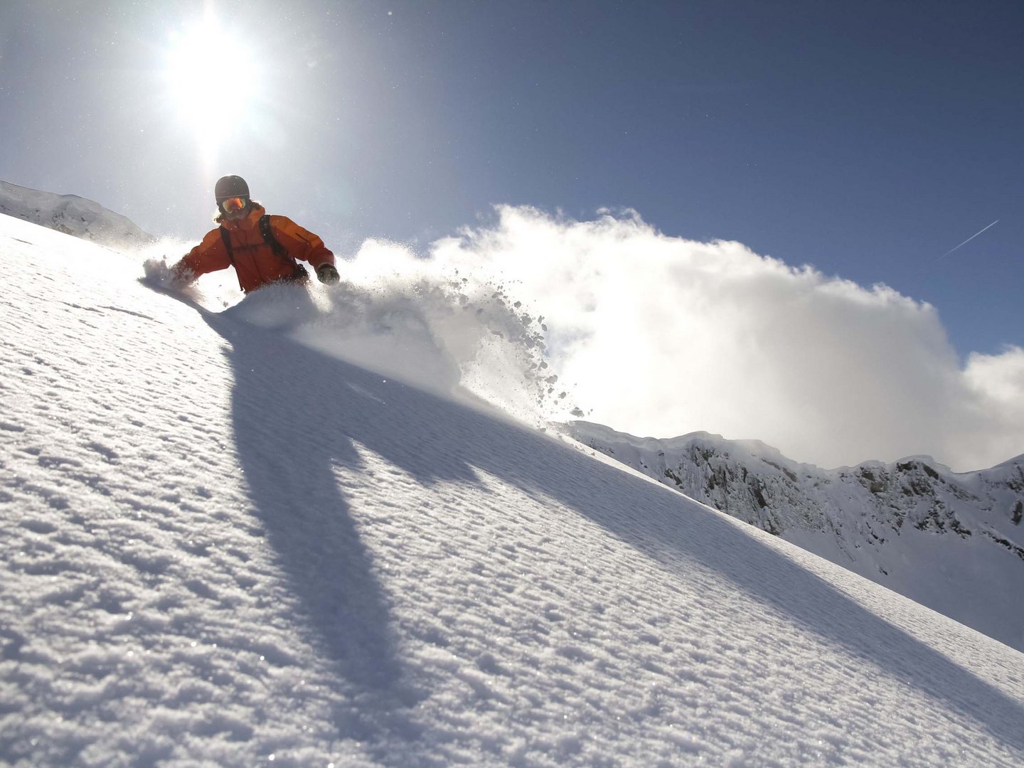 Alpin Chalets Oberjoch | Winter: Chalets an der Piste Skifahrer fährt im Pulverschnee an sonnigem Tag in den Bergen