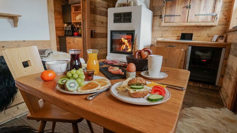 csm_Alpin_Chalets_Fruehstueck_mit_Kamin_im_allgaeu_1ee859c43d.jpg